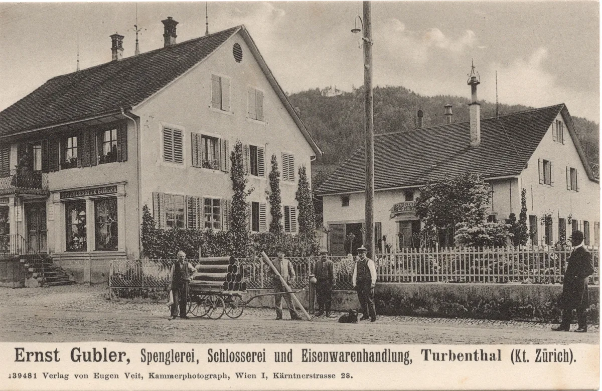alte Ansichtskarte mit Haus und Wagen plus Leute